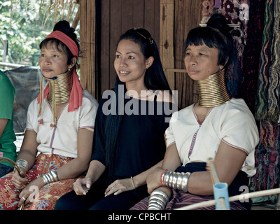 Lange Hals (Kayan) Hill Tribe Frauen des nördlichen Thailand mit einem Touristen darstellen. Chiang Mai. Ländliche Thailand Menschen S.E. Asien. Bergstämme Stockfoto