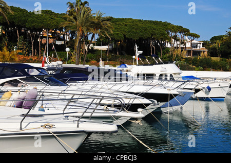 Zeile der Kreuzer im Hafen, Puerto Cabopino, Costa del Sol, Provinz Malaga, Andalusien, Spanien in Westeuropa. Stockfoto