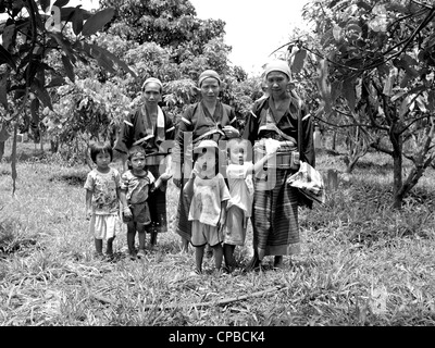 Palong Frau und Kinder im Norden Thailands Bergvölker. Chiang Mai. Ländliche Thailand Menschen S.E. Asien. Bergstämme der Schwarz-Weiß-Fotografie Stockfoto