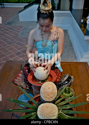 Thailands Kunsthandwerkerin, die kunstvolle Muster aus einer Cantaloupe-Frucht formt. Stockfoto