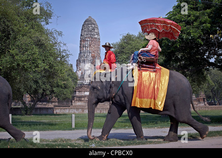 Thailand Tourist Reiten auf einem Elefanten in Ayutthaya historische Stadt Thailand Tourismus S.E. Asien Stockfoto