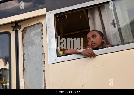 Junge auf einem Bus in der Innenstadt von Addis Abeba, Äthiopien. Stockfoto