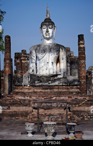 Buddha-Statue im Wat Mahathat Tempel ruiniert Sukhothai. Hauptstadt des Königreichs Thailand im 13. Und 14. Jahrhundert Stockfoto