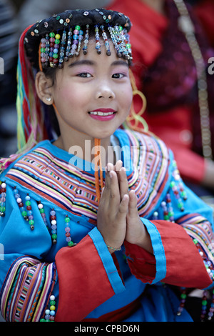 Lisu Thailand Kind. Thailand grüßt, bekannt als 'Wai', von einem Mädchen aus dem Stamm der nördlichen Lisu in traditioneller Tracht Stockfoto