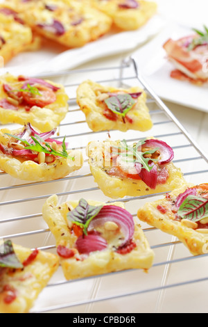 Blätterteig mit Käse, Tomaten und Gemüse Stockfoto
