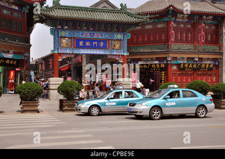 Taxis und Eingang Tor zur alten Kultur Street aus Shuige Dajie, Tianjin, Hebei, China. Stockfoto