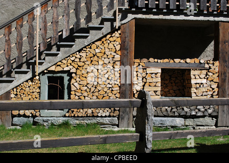 Protokolle von Brennholz und typische Teilveranstaltungen Holzchalet auf Alpen Berge, Alagna Dorf, Piemont, Italien Stockfoto