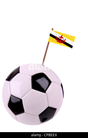 Soccerball oder Fußball verziert mit einer kleinen Nationalflagge auf einem toothstick Stockfoto