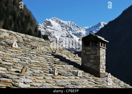 Stein-Dach auf typische Teilveranstaltungen Holzchalet auf Alpen Berge, Alagna Dorf, Piemont, Italien Stockfoto