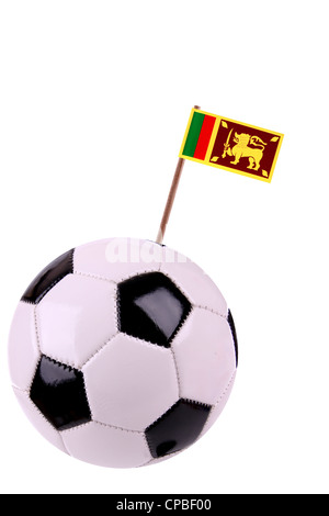 Soccerball oder Fußball verziert mit einer kleinen Nationalflagge auf einem toothstick Stockfoto