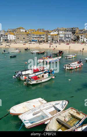 St. Ives Hafen Stadt Strand Boote schwimmend auf flache klare Meerwasser, Cornwall UK. Stockfoto