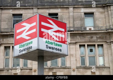 ˈswɒnzɪ Swansea Railway Station Zeichen hautnah. Stockfoto