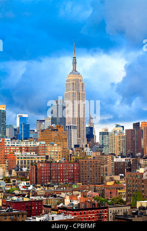 Senken Sie Manhattan New York City (Big Apple), Skyline an bewölkten Tag. Blick auf das Empire State Building und Chrysler building. Stockfoto