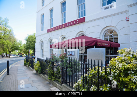 Brasserie Blanc - Restaurant befindet sich im Queens Hotel Montpellier, Cheltenham, Gloucestershire, Großbritannien. Stockfoto