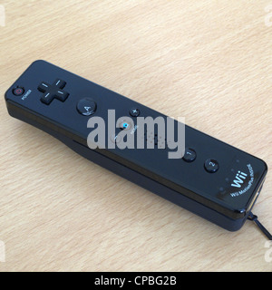 Nahaufnahme von einem Nintendo Wii Black Remote-Controller auf eine Holzoberfläche Stockfoto