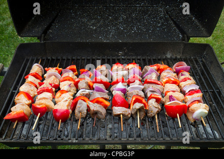 Shish Kebab in einen Grill im freien kochen. Stockfoto