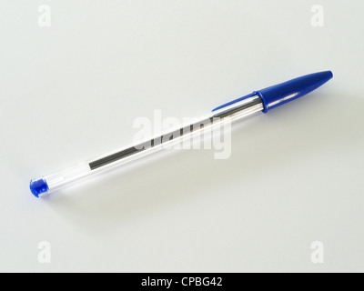 Eine blaue Crystal Bic Kugelschreiber auf weißem Hintergrund Stockfoto