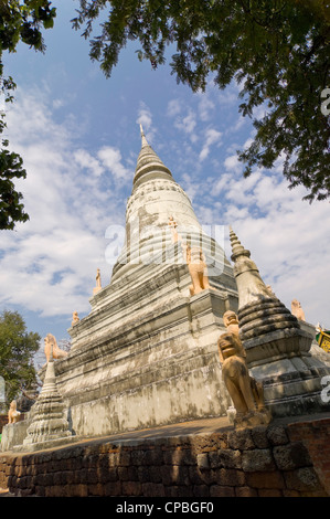 Vertikale Ansicht der wichtigsten Stupa im Wat Phnom, aka Tempel auf die Berge oder den Berg Pagode, ein buddhistischer Tempel im Zentrum von Phnom Penh, Kambodscha Stockfoto