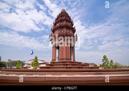 Horizontale Ansicht von dem Unabhängigkeits-Denkmal, Vimean Ekareach, im Zentrum von Phnom Penh an einem sonnigen Tag. Stockfoto