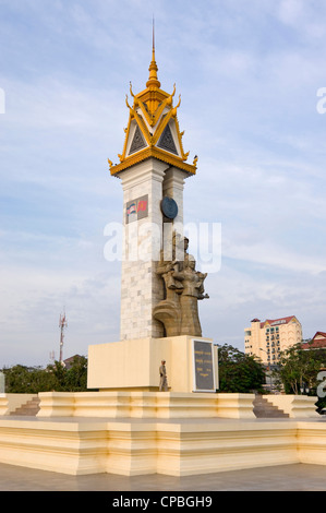 Vertikale Blick auf das Kambodscha-Vietnam Freundschaft Monument in zentralen Kambodscha mit einer Wache auf dem Sockel der Skala zeigt. Stockfoto