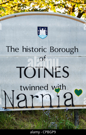 Totnes twinned mit Narina, Graffiti am Ortsschild. Devon, England Stockfoto