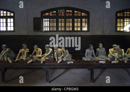 Horizontale Ansicht einer Ausstellung innen Hoa Lo Gefängnismuseum aka Hanoi Hilton von Gefangenen in Ketten in einer Zelle. Stockfoto