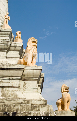 Vertikale Ansicht der wichtigsten Stupa im Wat Phnom, aka Tempel auf die Berge oder den Berg Pagode, ein buddhistischer Tempel im Zentrum von Phnom Penh, Kambodscha Stockfoto