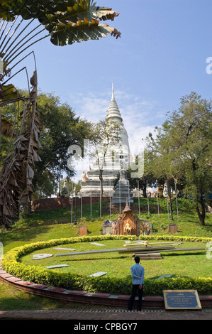 Vertikale Ansicht der Wat Phnom, aka Tempel Berg-oder Mountainbike-Pagode, ein buddhistischer Tempel im Zentrum von Phnom Penh. Stockfoto