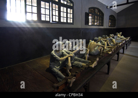 Horizontale Ansicht einer Ausstellung in Hoa Lo Prison Museum aka Hanoi Hilton von Gefangenen in Fesseln im Zentrum von Hanoi, Vietnam Stockfoto