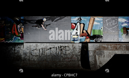 BMX rider führt Tricks bei einem indoor Skatepark. Stockfoto