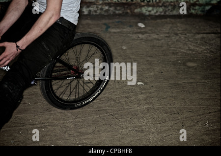 BMX rider führt Tricks bei einem indoor Skatepark. Stockfoto