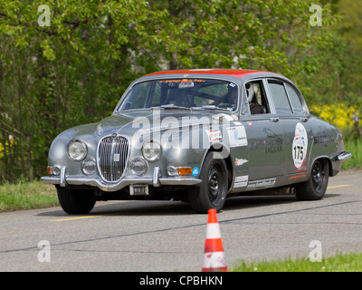 Vintage Touring Rennwagen Jaguar 3.8 S von 1965 beim Grand Prix in Mutschellen, SUI am 29. April 2012 Stockfoto