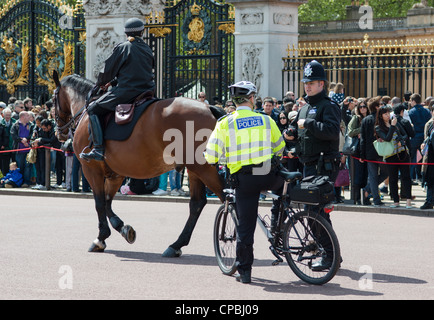 Drei Polizisten - Fahrrad - auf Pferd - zu Fuß. Im Buckingham Palace. London. Stockfoto