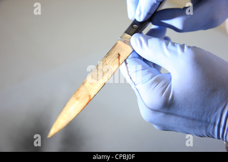 Die Polizei. Landesamt für strafrechtliche Ermittlungen. Verbrechen-Szene Untersuchung. Kriminaltechnische Labor. Technische Untersuchung der Beweise. Stockfoto