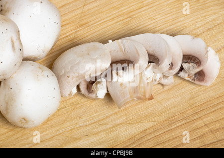 Drei weiße Taste Pilze und Scheiben auf ein Schneidebrett Stockfoto