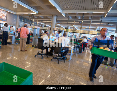 Flughafen-Passagiere Tasche Sicherheitskontrolle Check-Point am Flughafen Palma de Mallorca mit Handgepäckprüfung und Röntgenscanning Bildschirme Palma Spanien Stockfoto