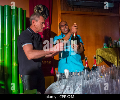 Paris, Frankreich, man Opening Chmpagne Bottle, French Asian Gay Association Geburtstagsfeier auf dem Boot auf der seine, Long Yang Club, Nachtbar Stockfoto