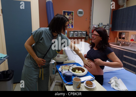 Eine schwangere Frau im Krankenhaus von einem Arzt geprüft werden. Stockfoto