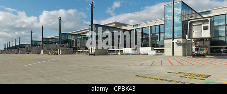 Panorama des neuen Flughafen Berlin-Brandenburg Tore aus hochauflösenden digitalen Hasselblad Aufnahmen gemacht. Sonniger Tag mit Wolken. Stockfoto