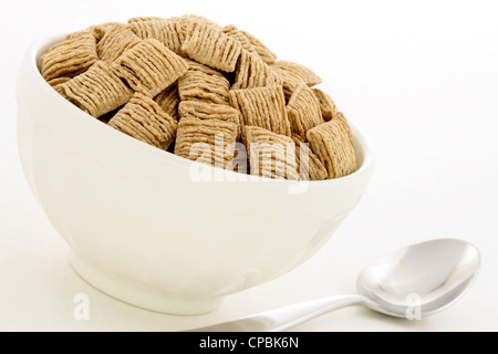 Leckeren und nahrhaften Weizen und Hafer-Müsli, serviert in einem schönen French Cafe au Lait Schale Stockfoto