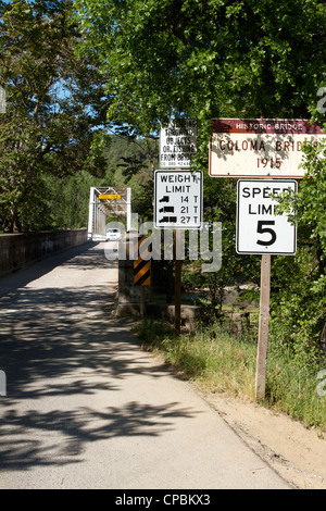 Auto überqueren der historischen Coloma Brücke über den South Fork des American River am Marshall Gold Discovery State Historic Park Stockfoto