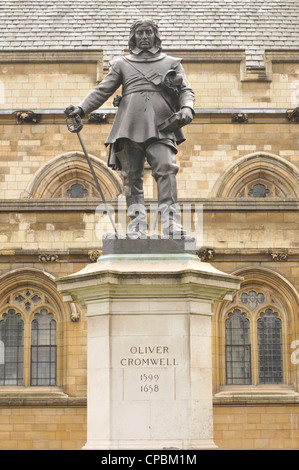 1899-Statue von Cromwell von Hamo Thornycroft außerhalb des Palace of Westminster, London Stockfoto