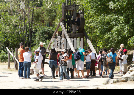 Touristen und Schulkinder in der Kalifornien Stempel Mühle Marshall Gold Discovery Coloma. Stockfoto