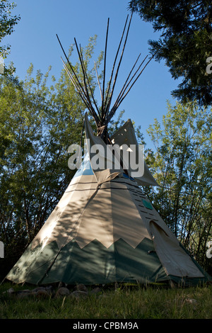 Indianer Tipi im Camp Lotus Lodge & Campground am Ufer des South Fork American River Lotus Kalifornien Stockfoto