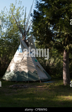Indianer Tipi im Camp Lotus Lodge & Campground am Ufer des South Fork American River Lotus Kalifornien Stockfoto