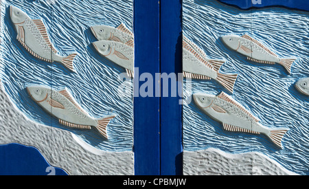 Fisch-Türverkleidung, Fowey, Cornwall, England Stockfoto