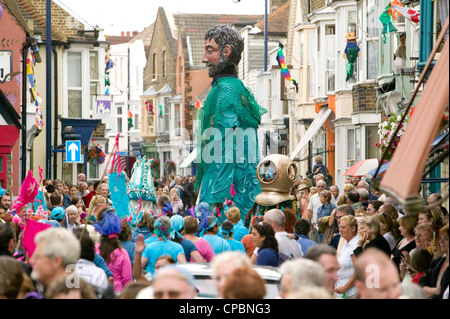 Captain Sam der Whitstable Riese im Hafen Straße Whitstable während der Oyster Festival parade Stockfoto
