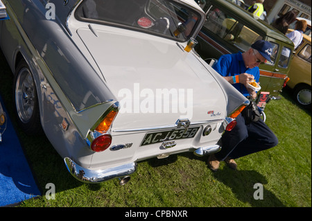 Mann mit seinem Ford Anglia 1500 GT in der Märsche Transport Festival Ausstellung von Oldtimer und klassische Autos auf der Messe in Ludlow Food Frühlingsfest Stockfoto