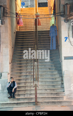 Mann sitzt auf Schritte in Amman, Jordanien Stockfoto