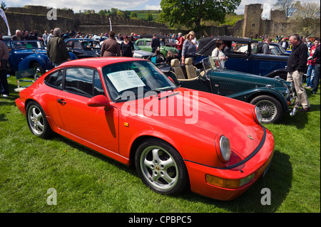 Roten Porsche 911 Carrera 2 auf die Märsche Transport Festival Ausstellung von Oldtimer und klassische Autos auf der Messe in Ludlow Food Frühlingsfest Stockfoto